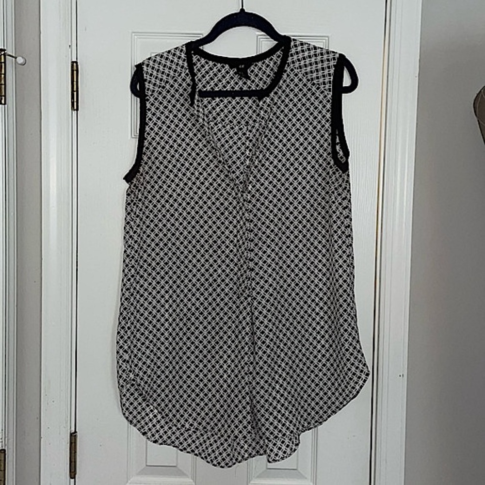 H&M Black and White Sleeveless Blouse